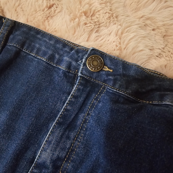 SHEIN Plus Ripped Flare Leg Jeans - Picture 4 of 7